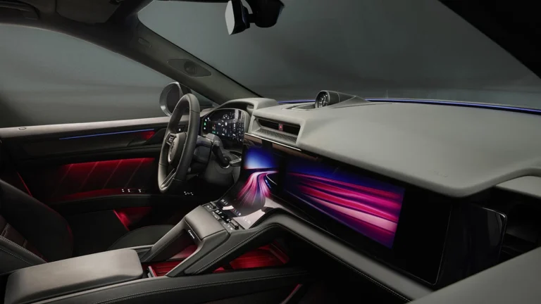 Digitální budoucnost Porsche: elektrický Cayenne s obřími displeji